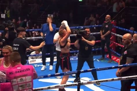 boxer flash crowd|VIDEO: Boxer Flashes Crowd After First Win